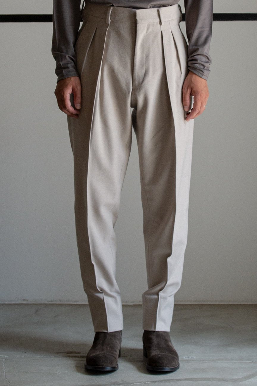 STRETCH 2-PLEATED TROUSERS/ ECRU - スラックス