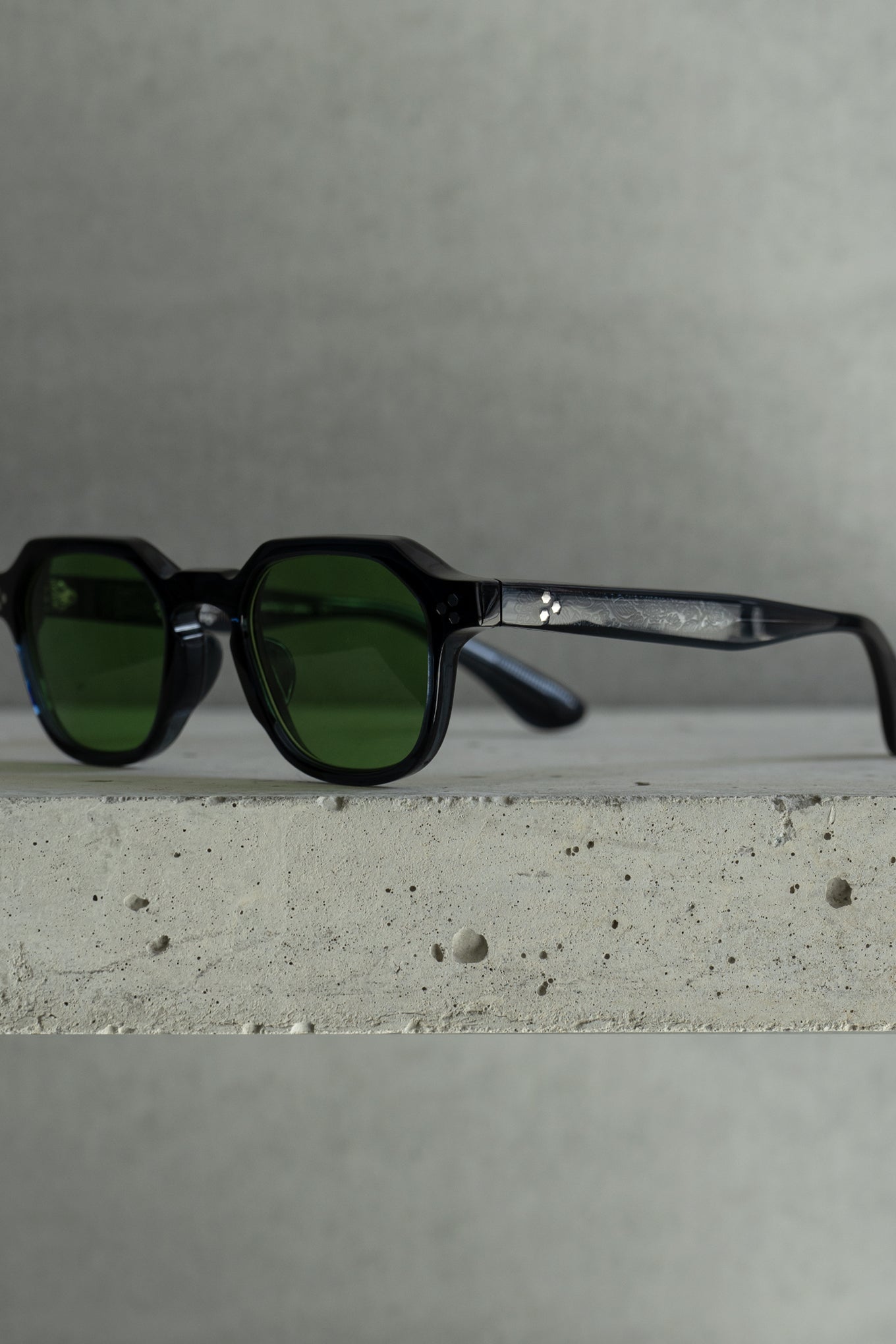 DJET / FRAME-NAVY LENS- GREEN