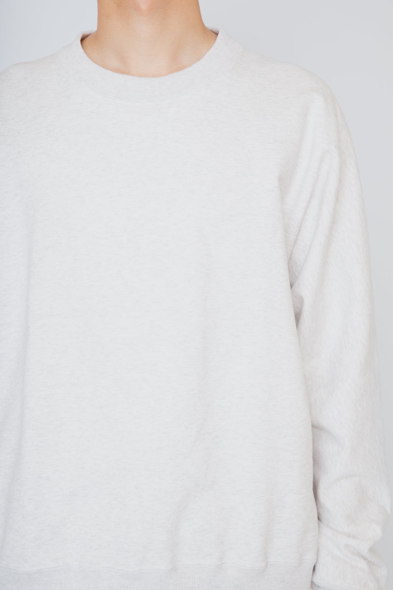 ONE-SIDE KIMONO SLEEVE SWEATSHIRT_LOOSE FIT / HEATHER WHITE