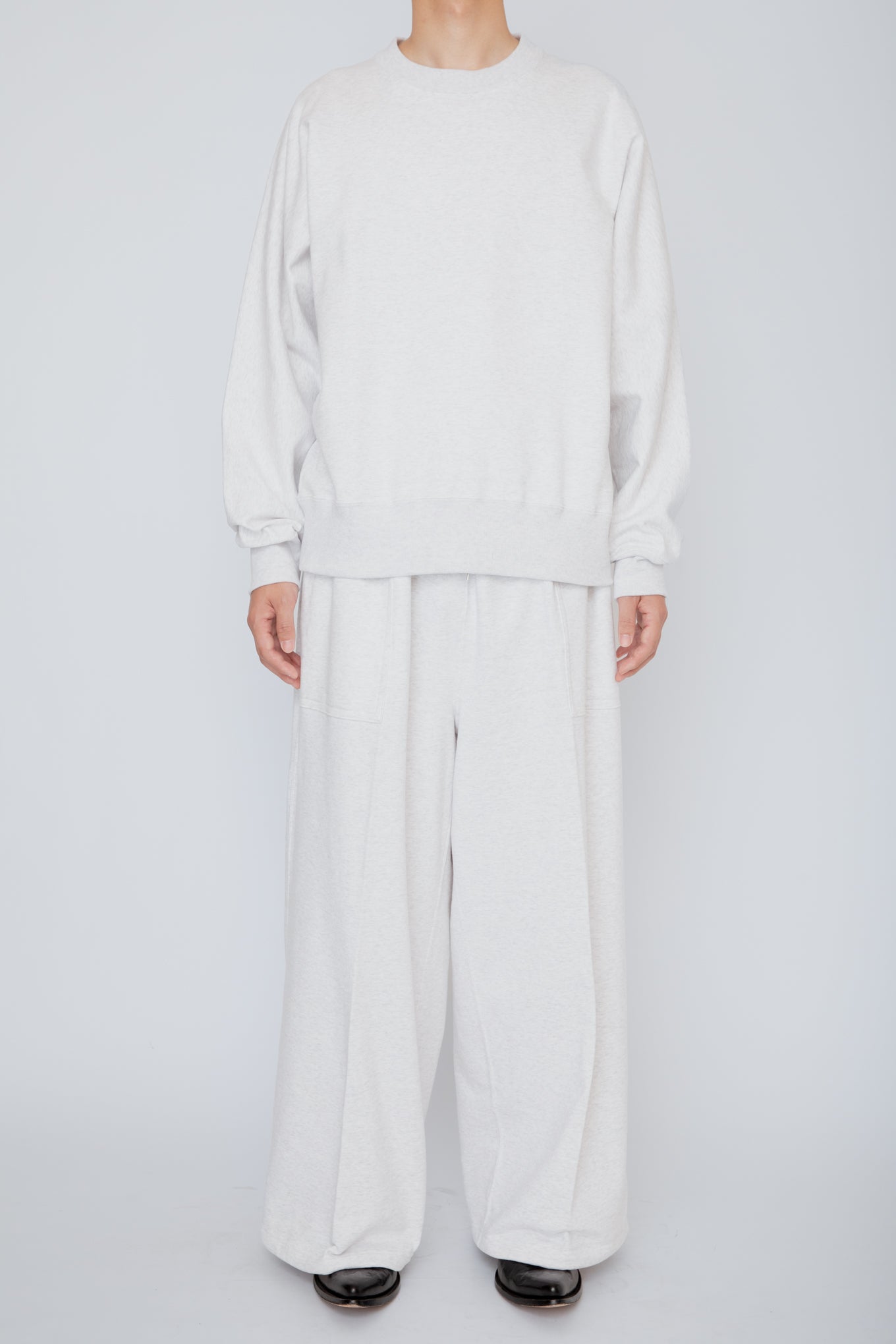 ONE-SIDE KIMONO SLEEVE SWEATSHIRT_LOOSE FIT / HEATHER WHITE