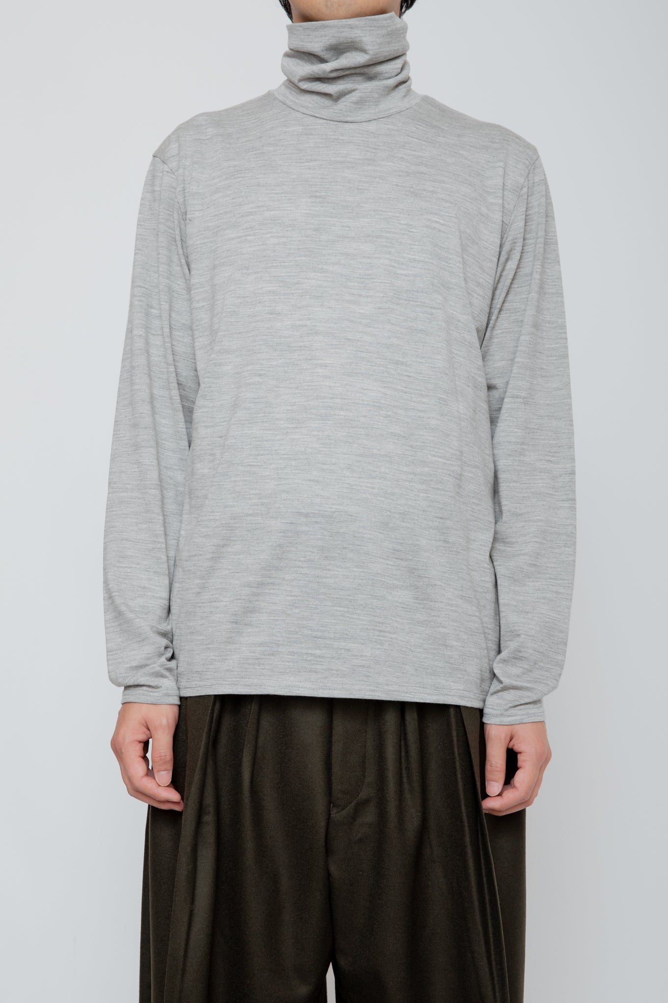 WASHABLE-WOOL HIGH NECK SHIRT / TOP GRAY