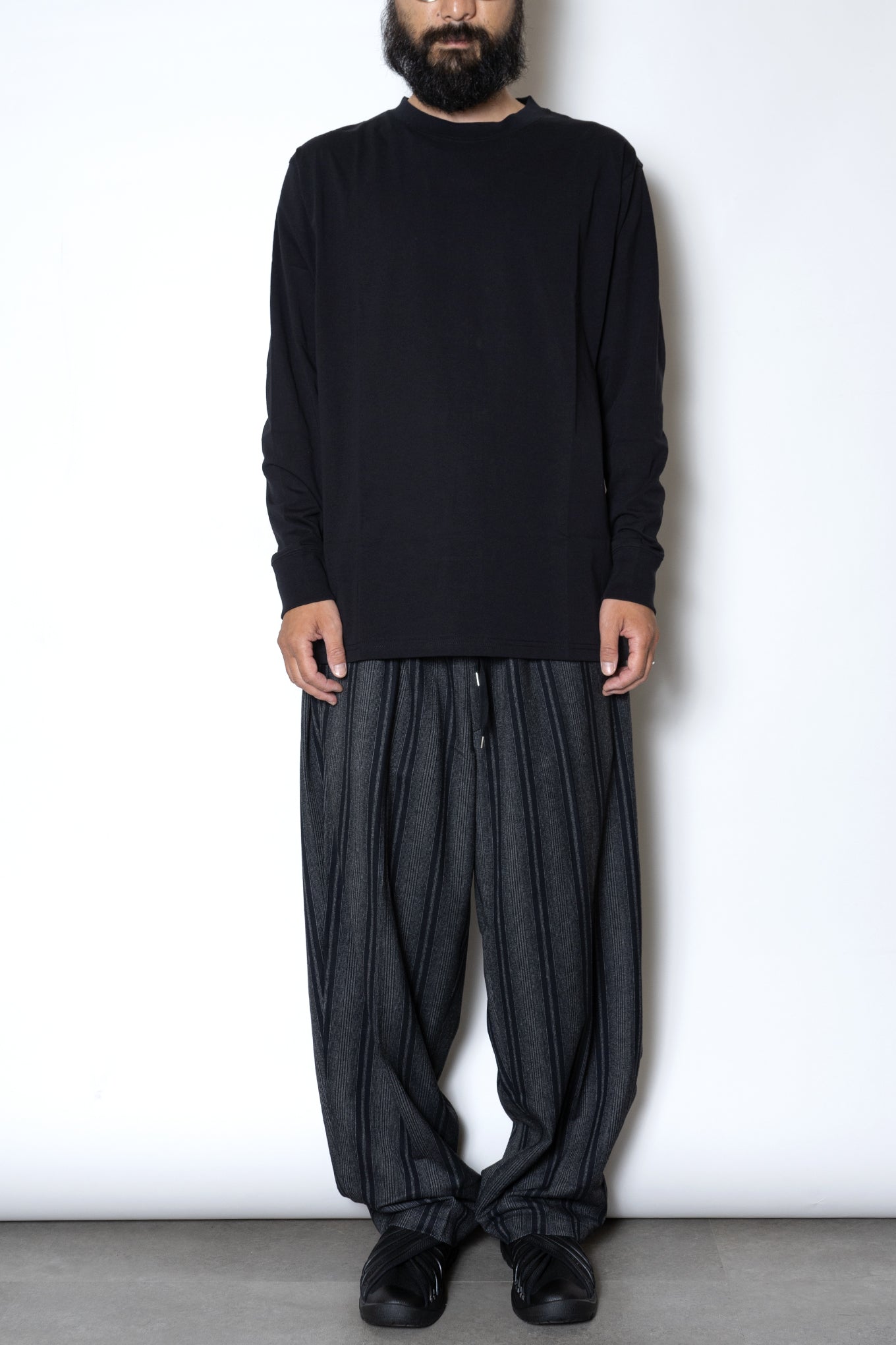 CREW-NECK LONG T-SHIRT / BLACK