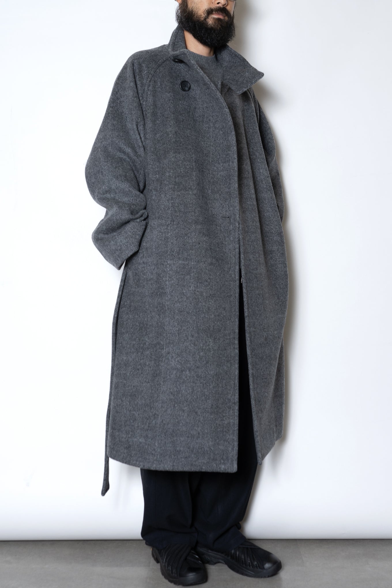 STAND COLLAR BELTED COAT / CHARCOAL HERRINGBONE