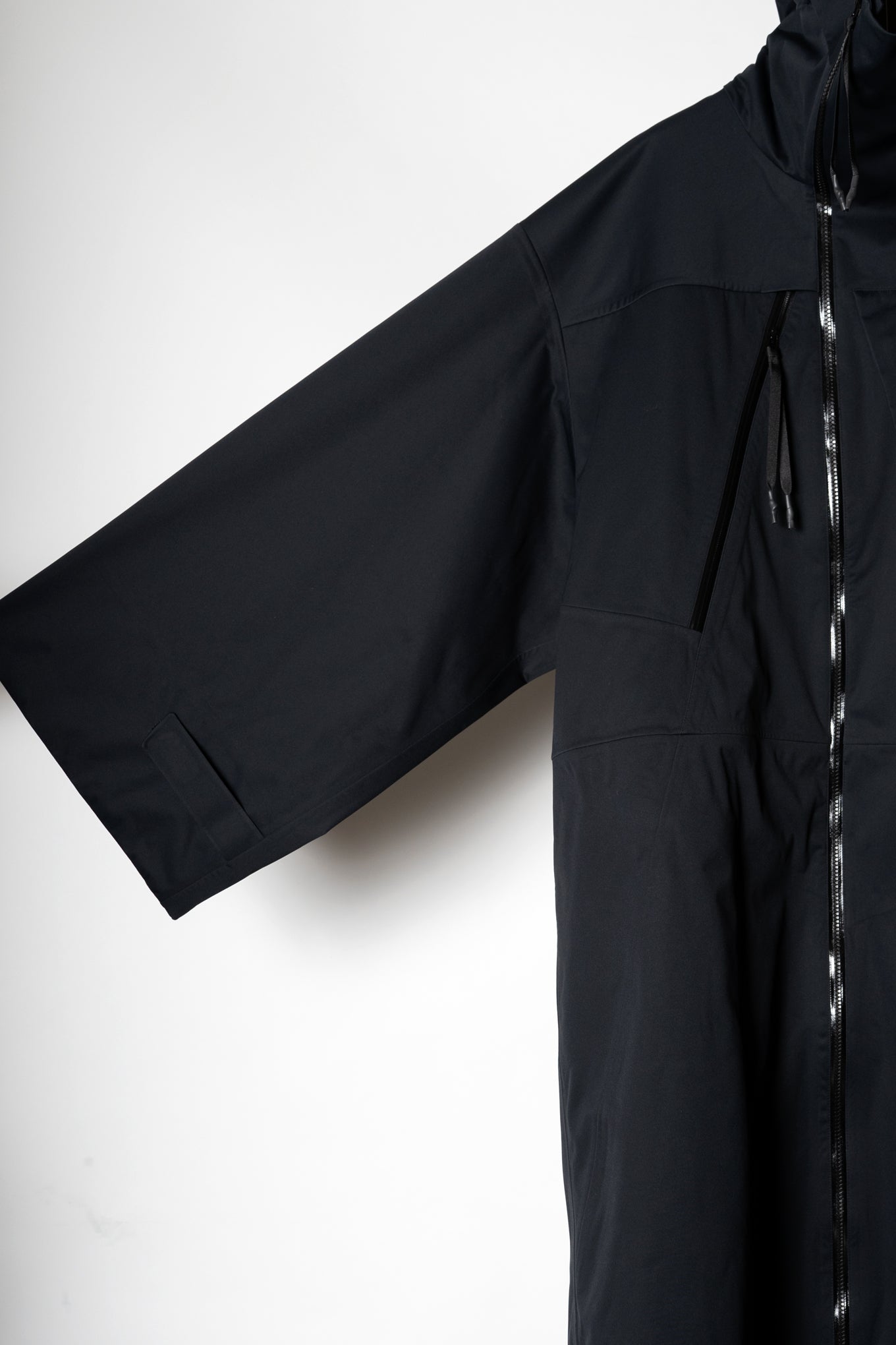 BREATHABLE WATERPROOF MOUNTAIN COAT / BLACK