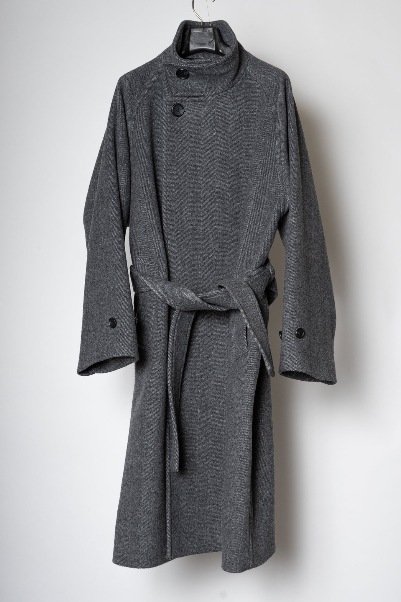 STAND COLLAR BELTED COAT / CHARCOAL HERRINGBONE