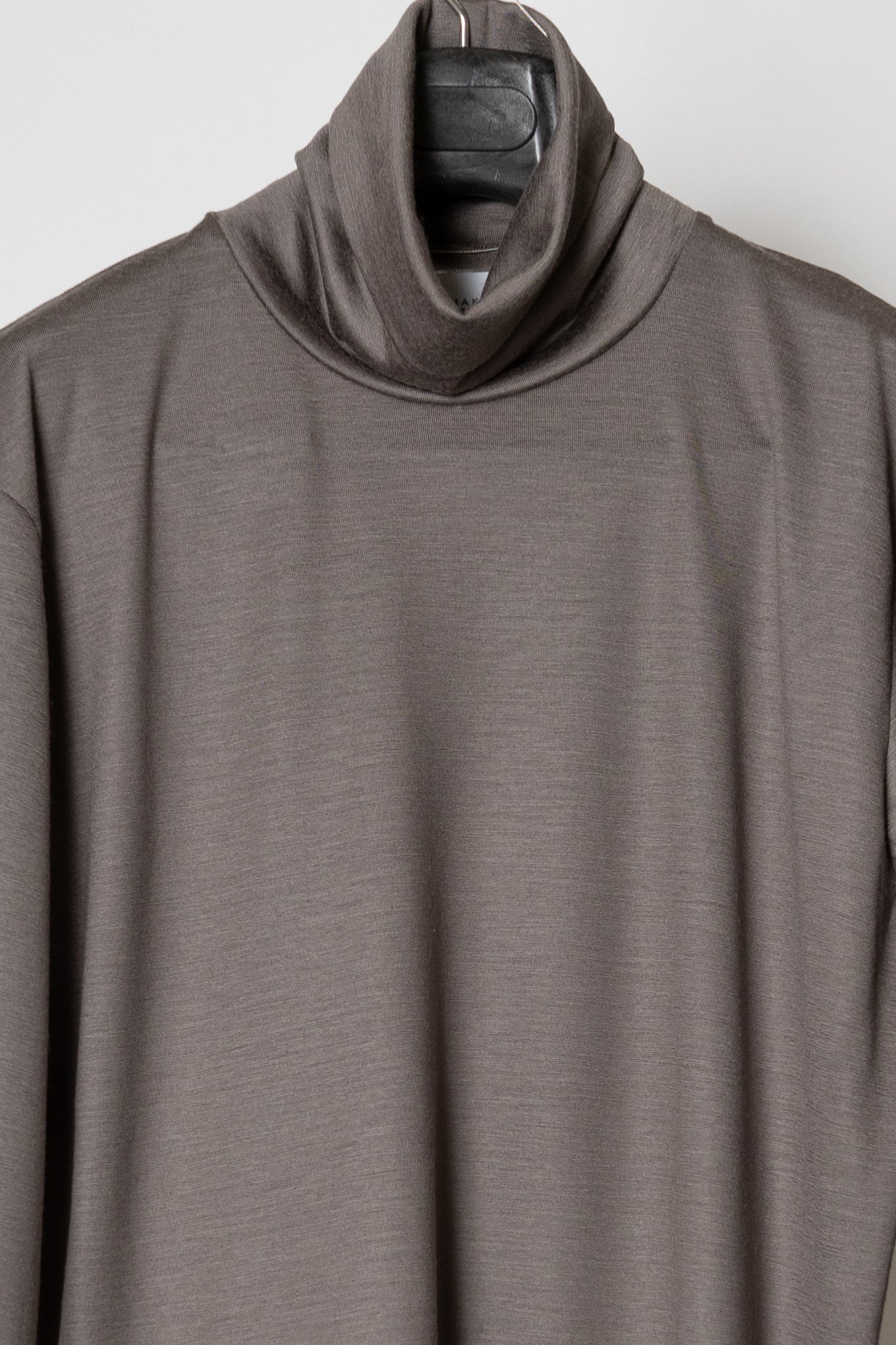 WASHABLE WOOL HIGH NECK SHIRT / TAUPE