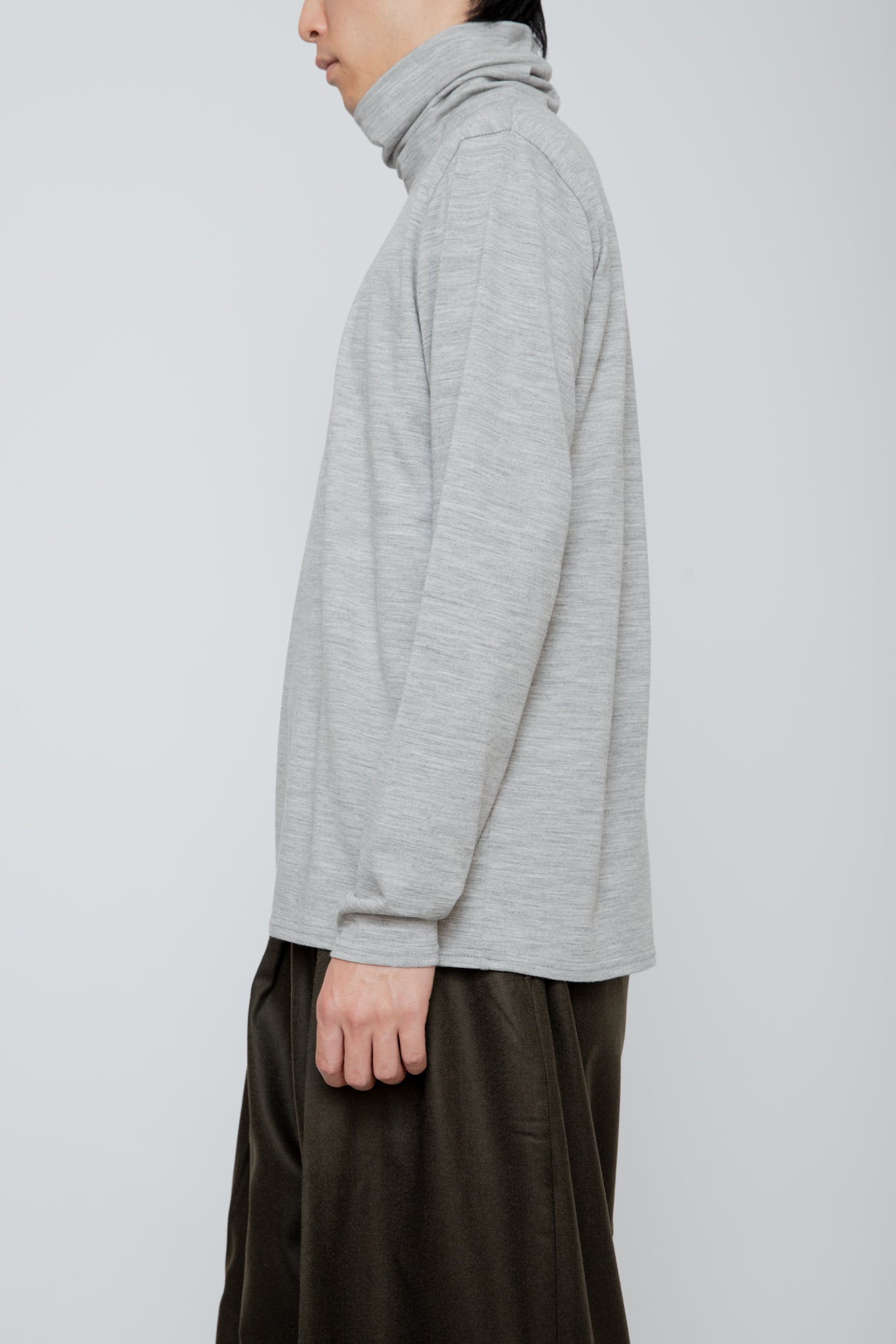 WASHABLE-WOOL HIGH NECK SHIRT / TOP GRAY
