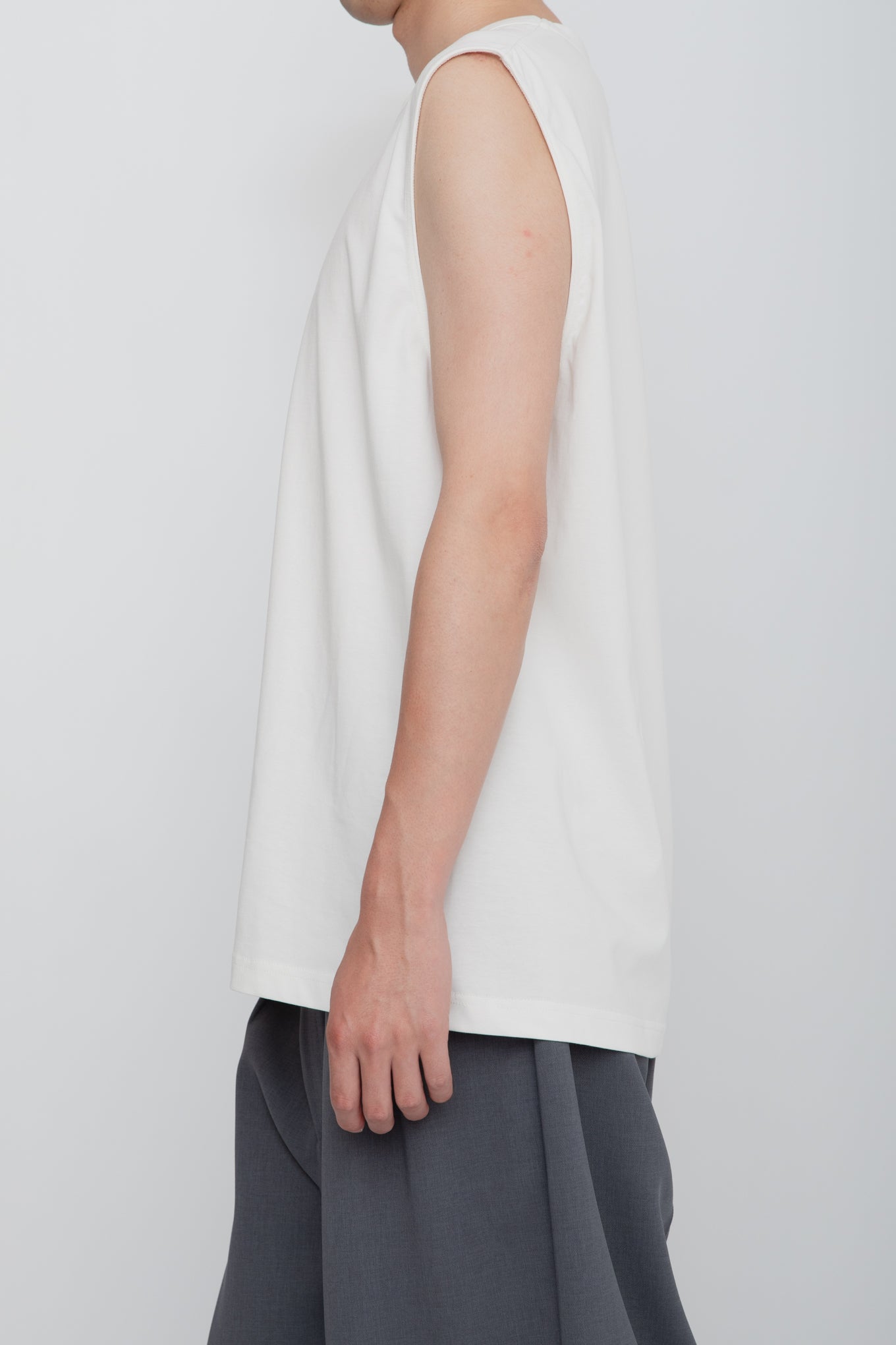 NO SLEEVE TEE  /  WHITE