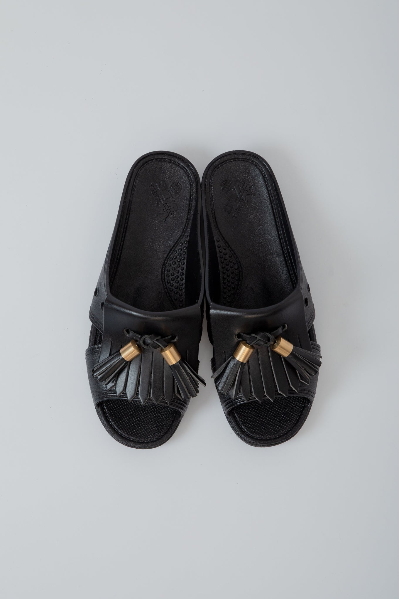 TASSELED RUBBER SLIDES / BLACK