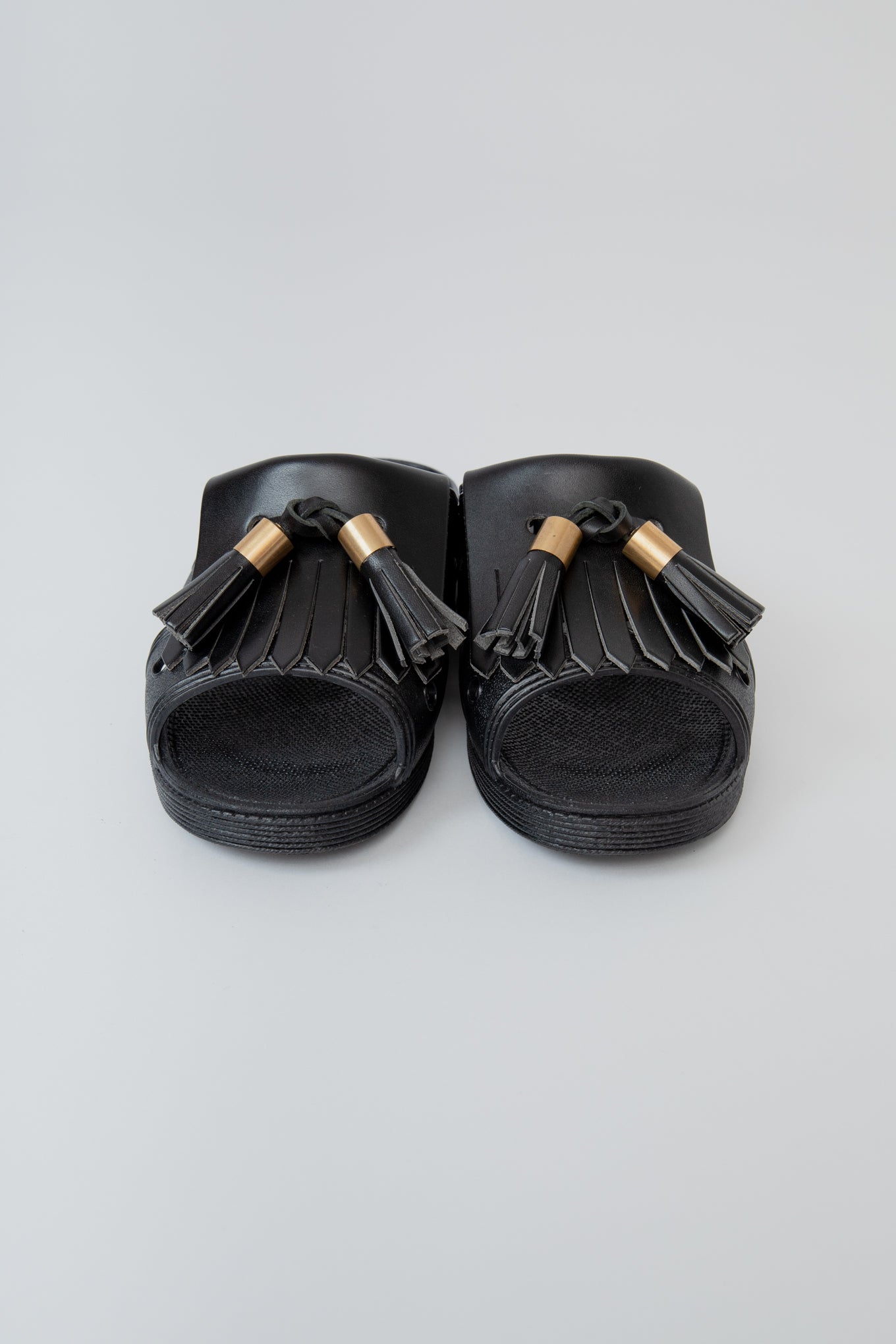 TASSELED RUBBER SLIDES / BLACK