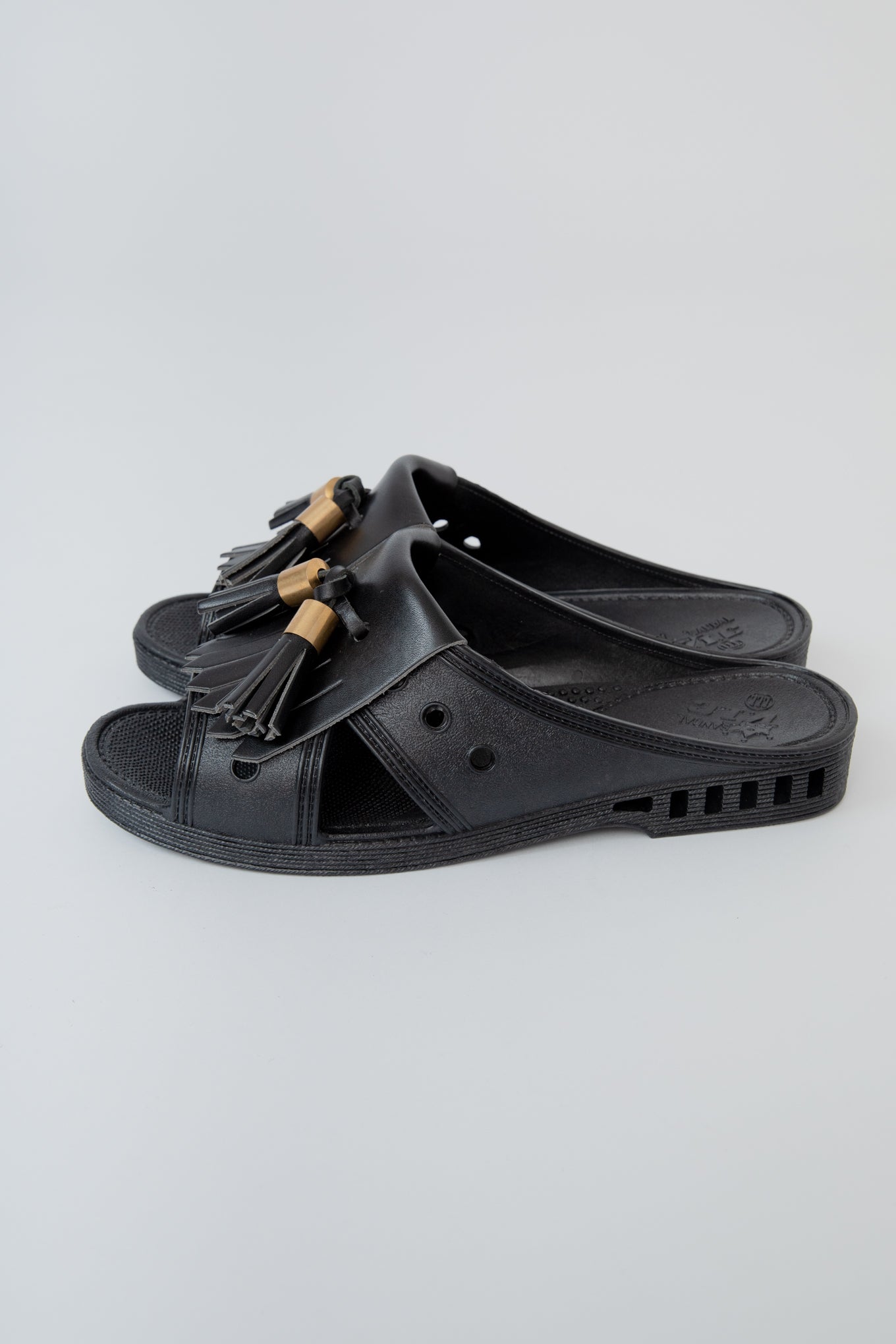 TASSELED RUBBER SLIDES / BLACK