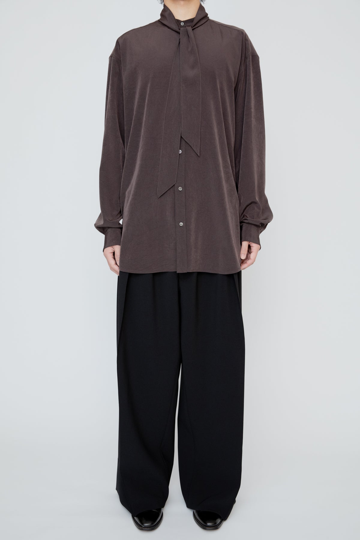 DETACHABLE SCARF-COLLAR SHIRT / BROWN