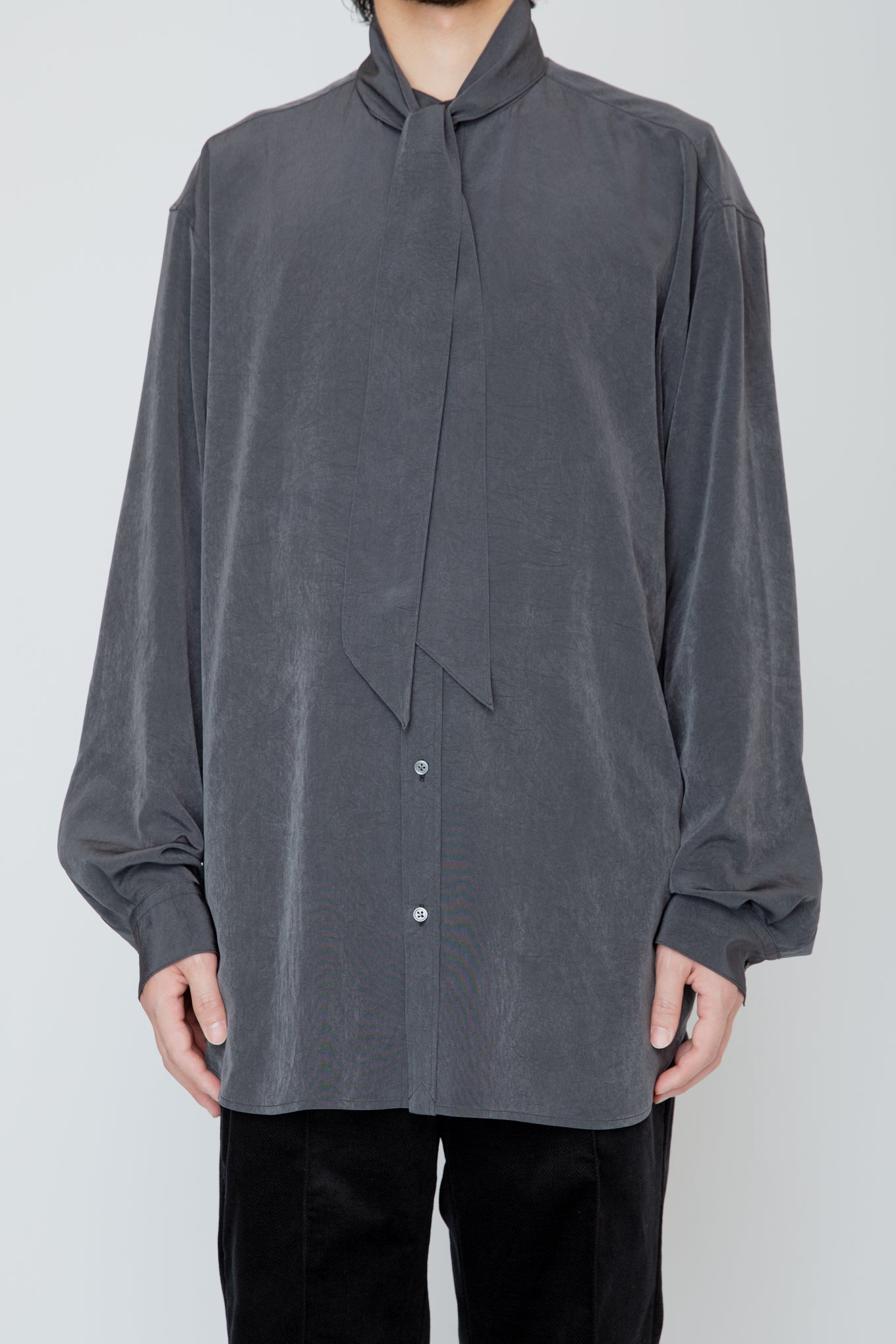 DETACHABLE SCARF-COLLAR SHIRT / CHARCOAL