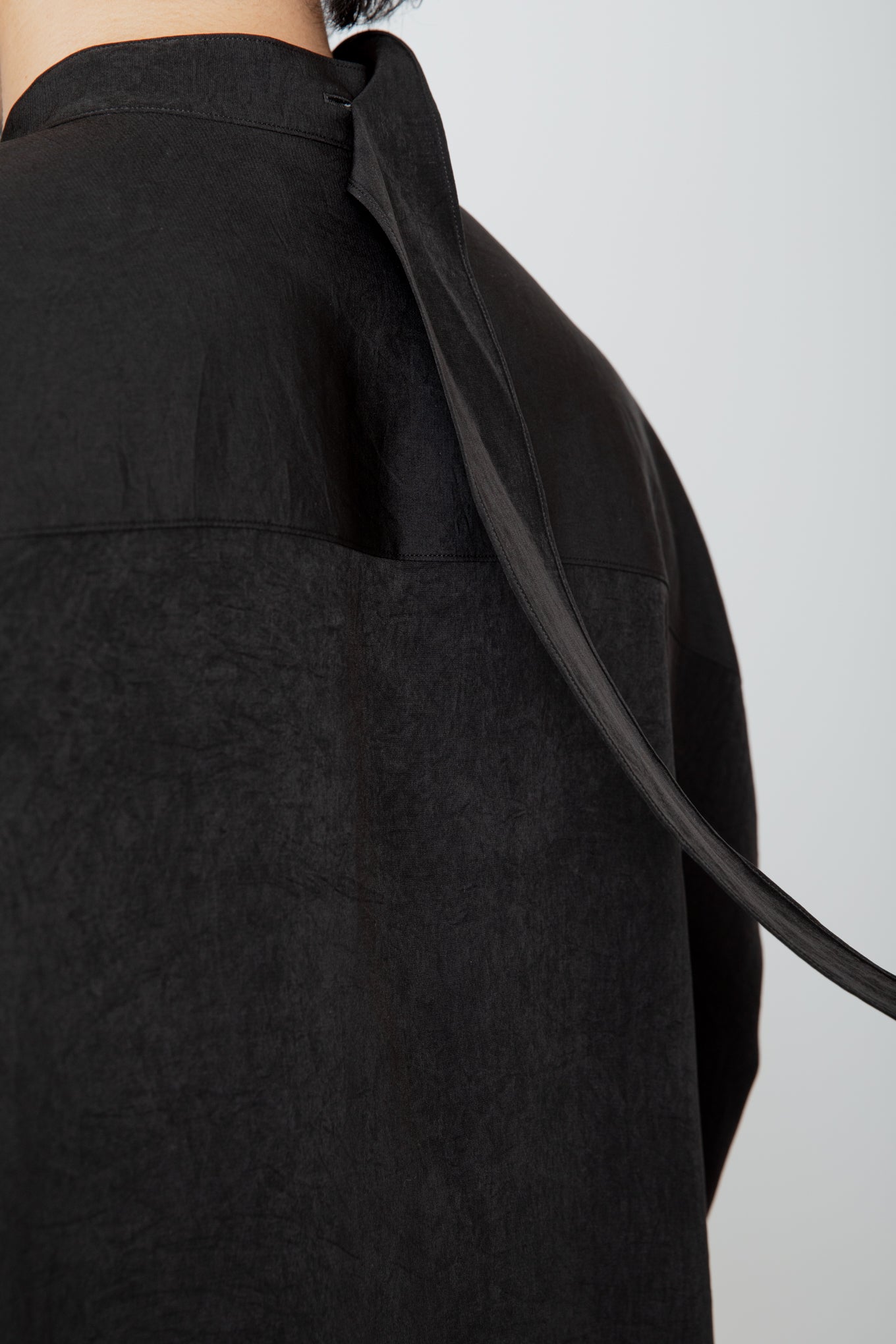 DETACHABLE SCARF-COLLAR SHIRT / BLACK