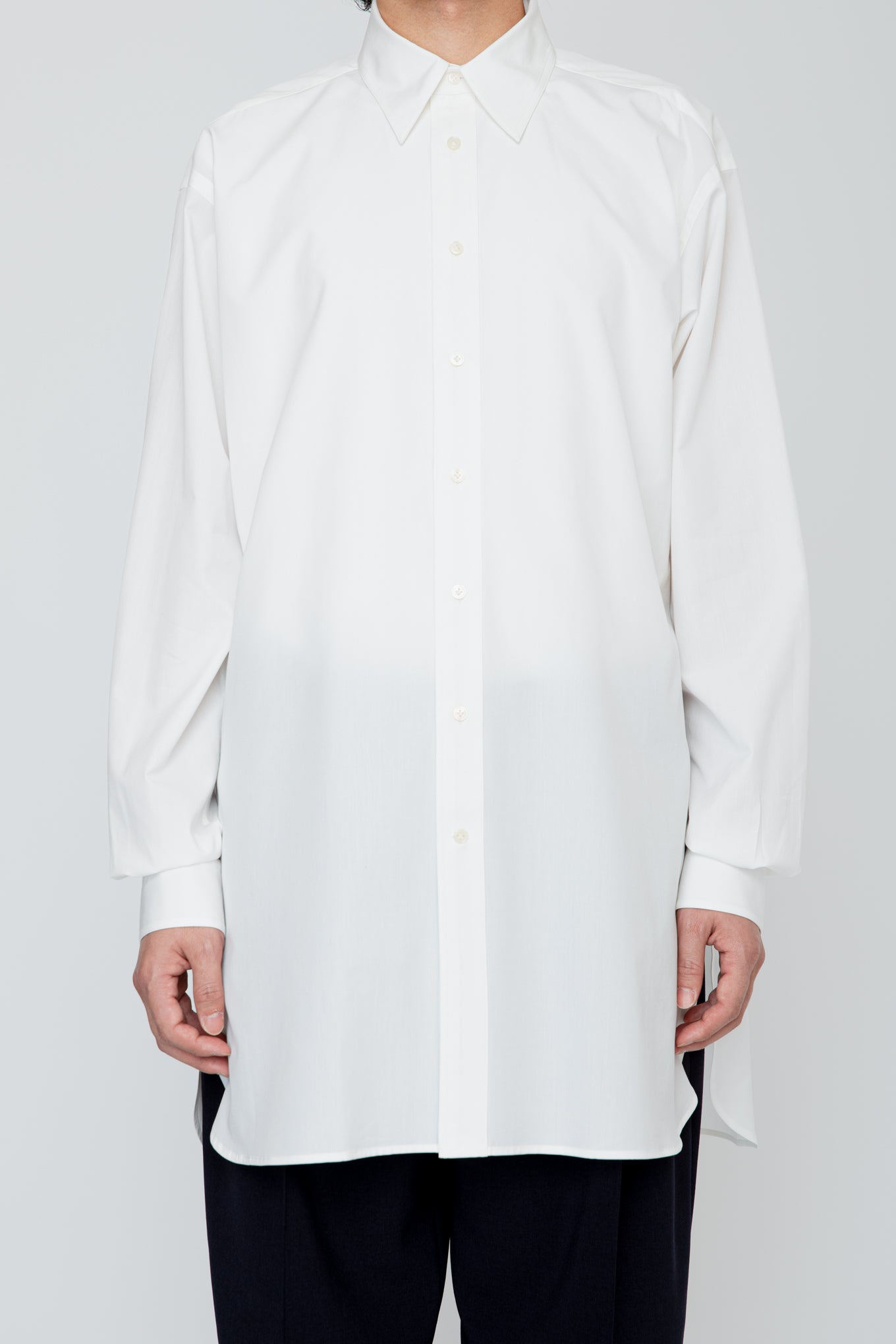 METAL-BUTTONED CUFF LONG SHIRT / WHITE