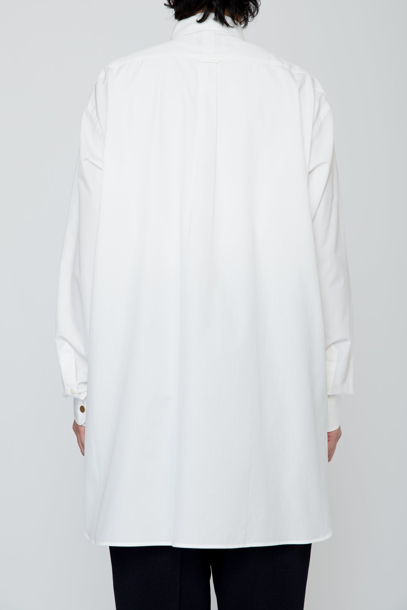 METAL-BUTTONED CUFF LONG SHIRT / WHITE