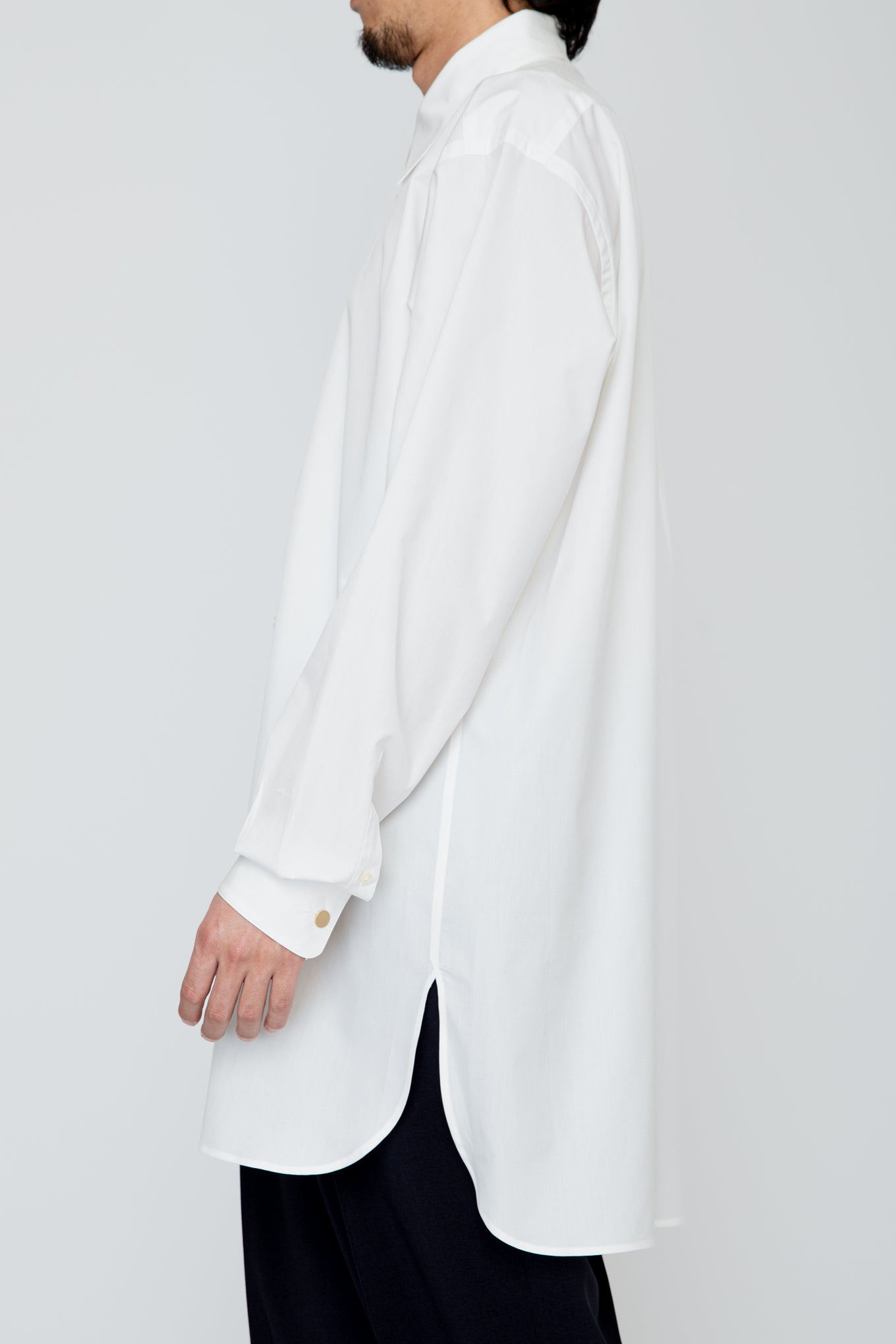 METAL-BUTTONED CUFF LONG SHIRT / WHITE