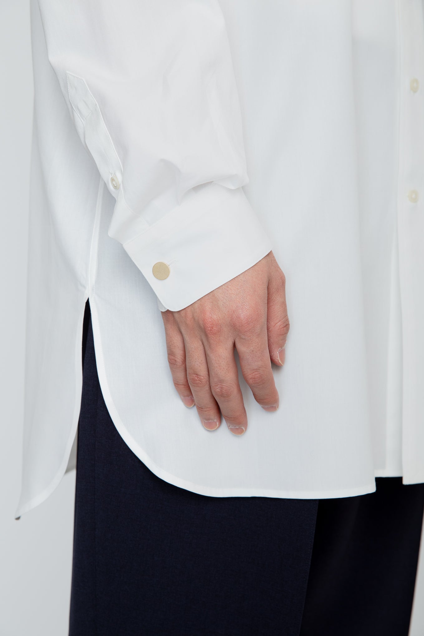 METAL-BUTTONED CUFF LONG SHIRT / WHITE