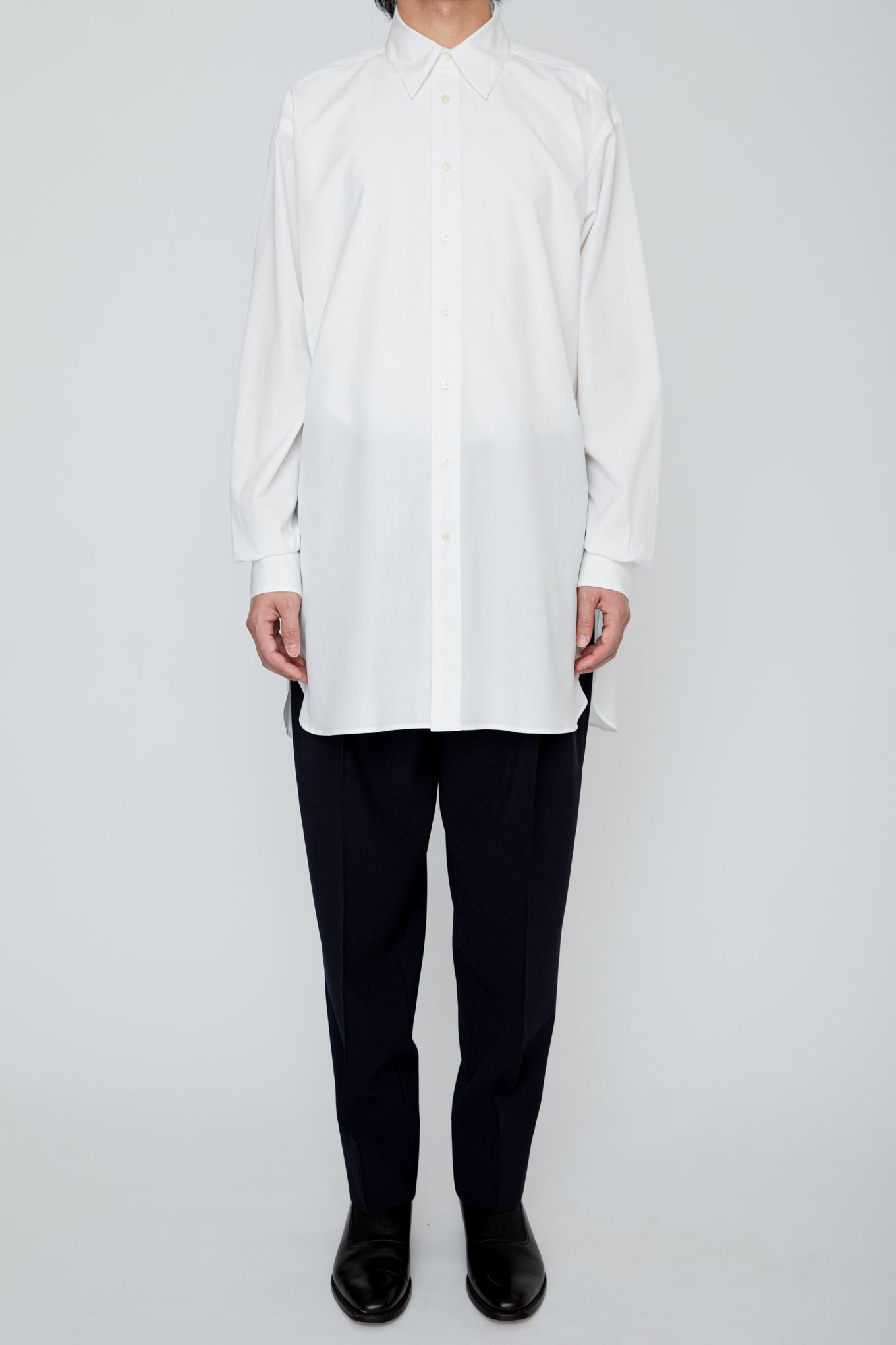 METAL-BUTTONED CUFF LONG SHIRT / WHITE