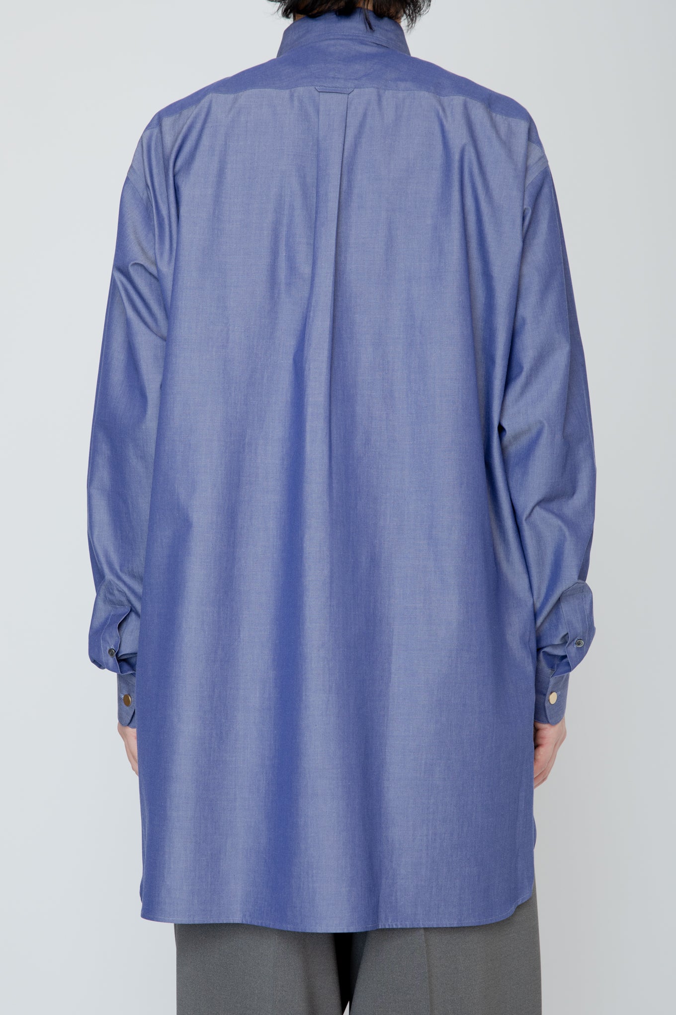 METAL-BUTTONED CUFF LONG SHIRT / INDIGO
