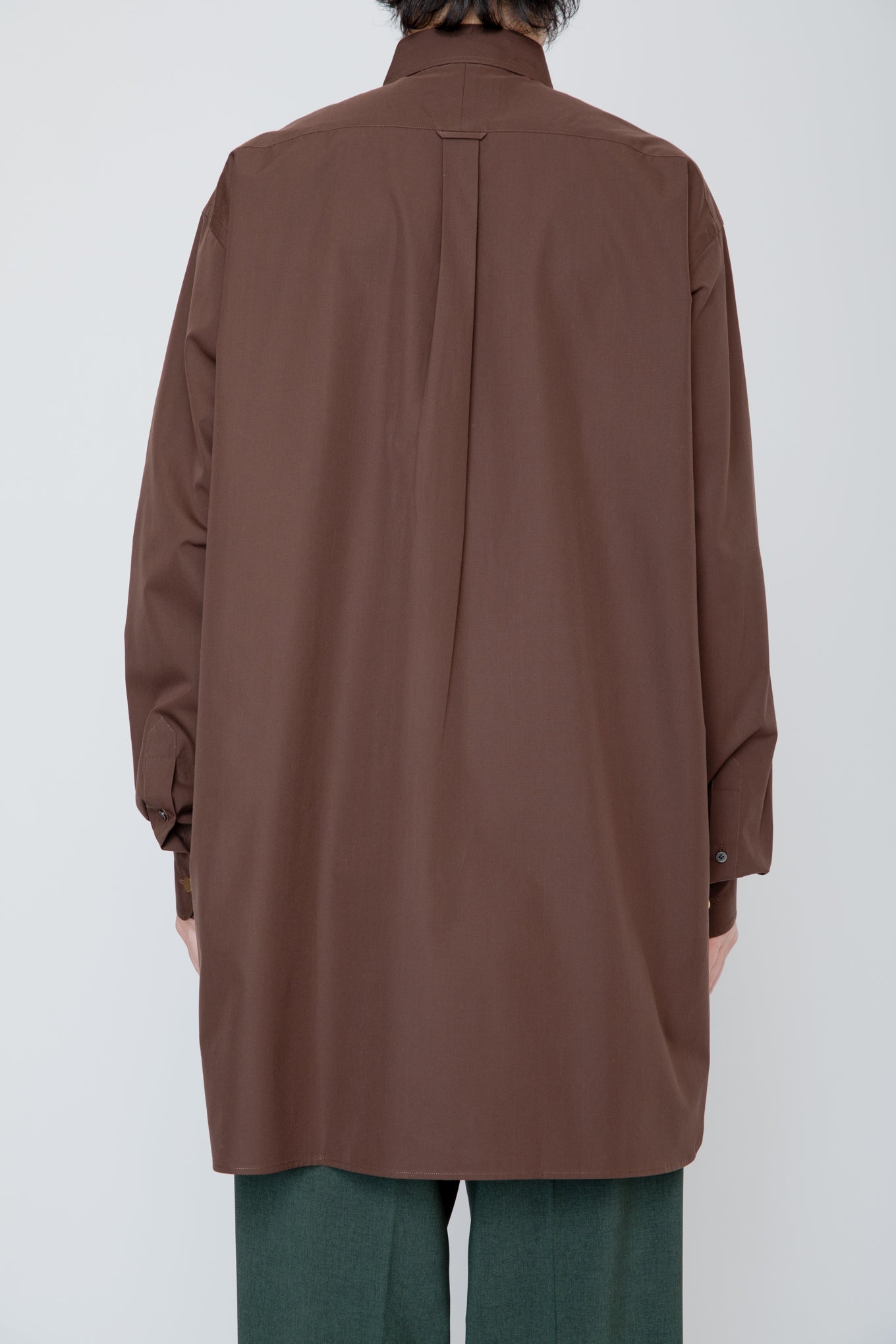 METAL-BUTTONED CUFF LONG SHIRT / BROWN