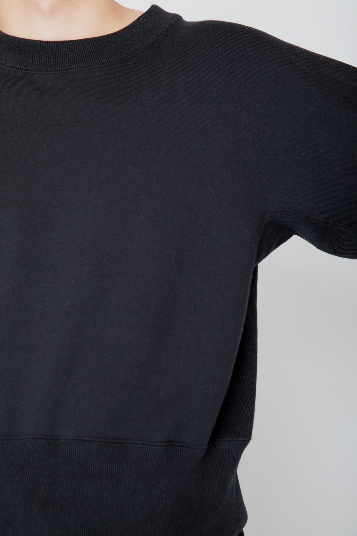 ONE-SIDE KIMONO SLEEVE SWEATSHIRT_TIGHT FIT / BLACK