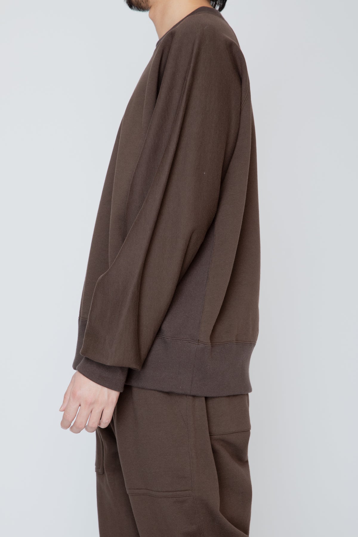 ONE-SIDE KIMONO SLEEVE SWEATSHIRT_LOOSE FIT / BROWN