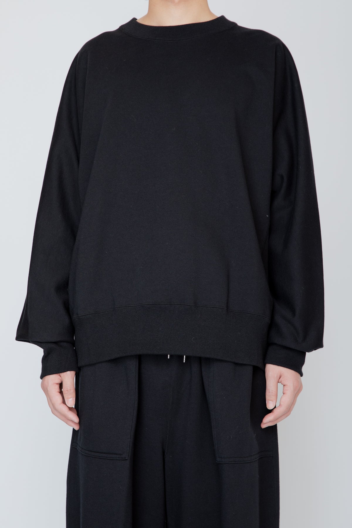 ONE-SIDE KIMONO SLEEVE SWEATSHIRT_LOOSE FIT / BLACK