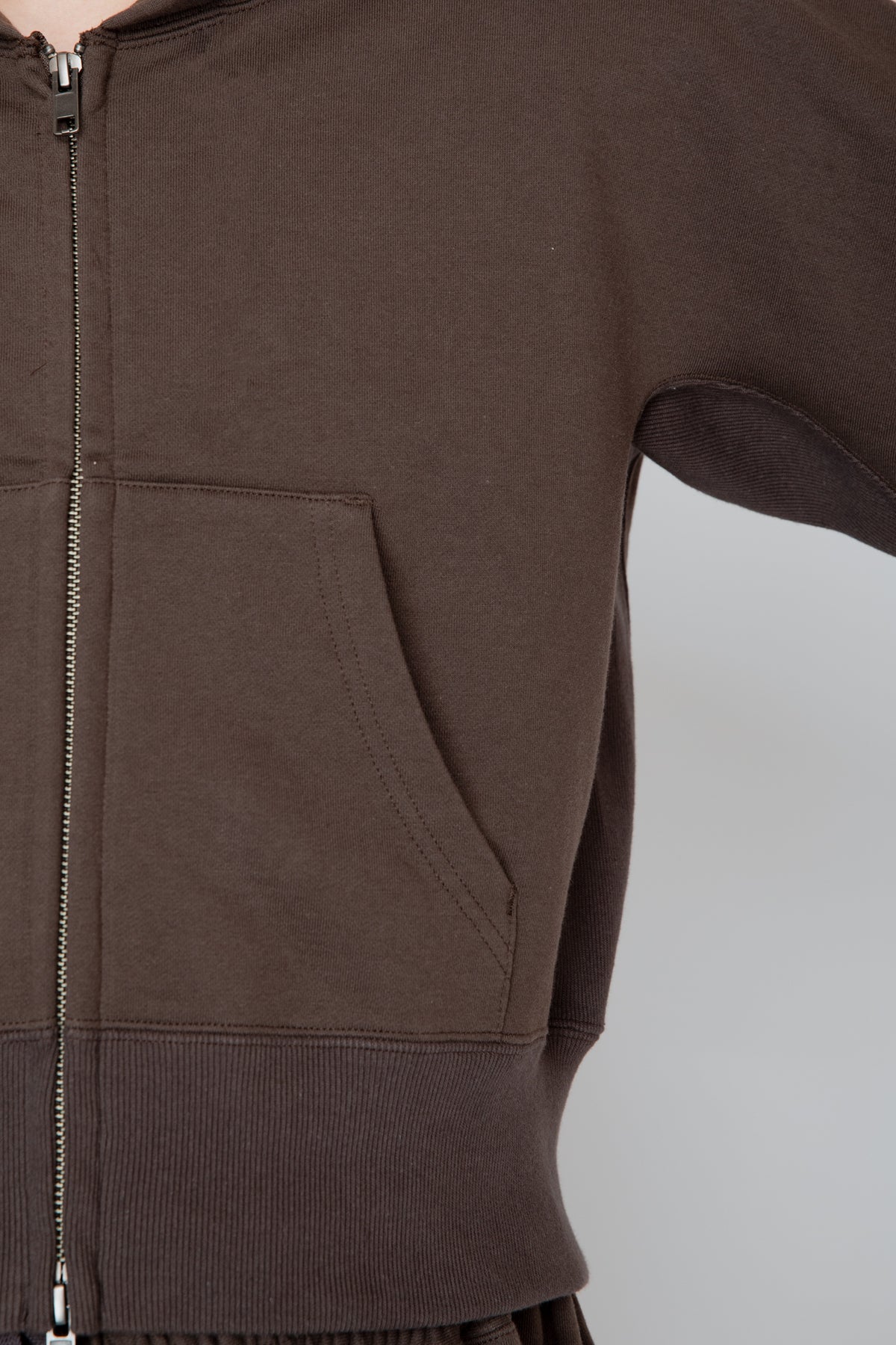ONE-SIDE KIMONO SLEEVE ZIP-UP HOODIE_TIGHT FIT / BROWN