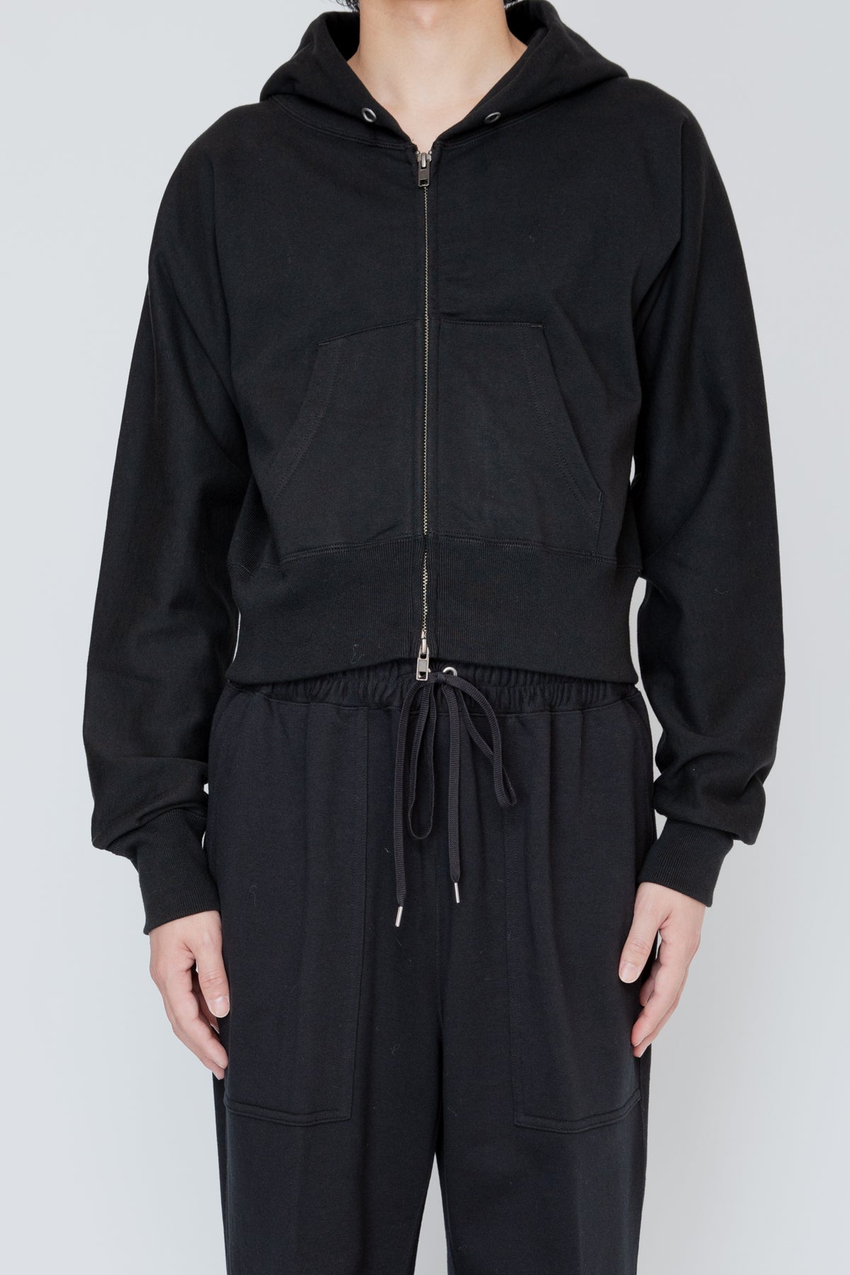 ONE-SIDE KIMONO SLEEVE ZIP-UP HOODIE_TIGHT FIT / BLACK
