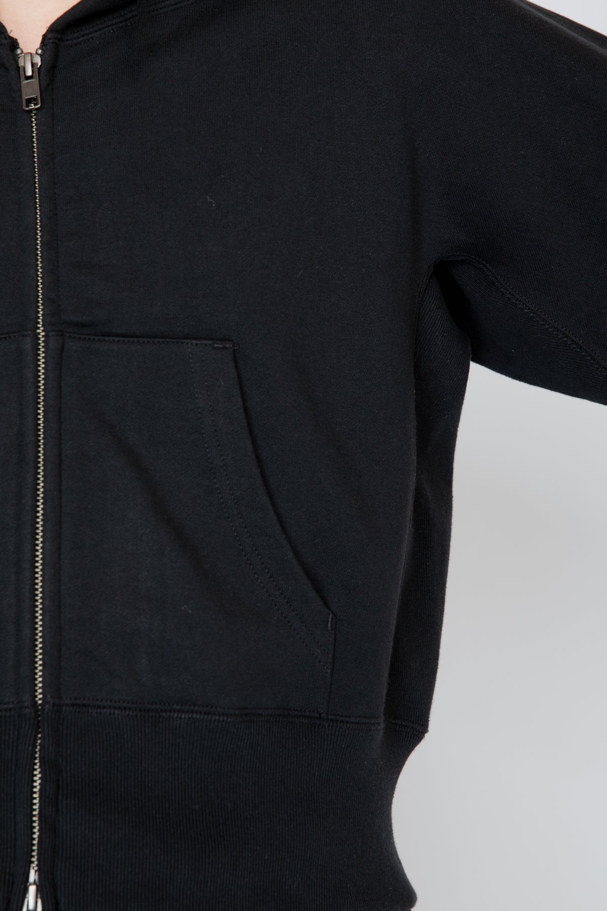 ONE-SIDE KIMONO SLEEVE ZIP-UP HOODIE_TIGHT FIT / BLACK
