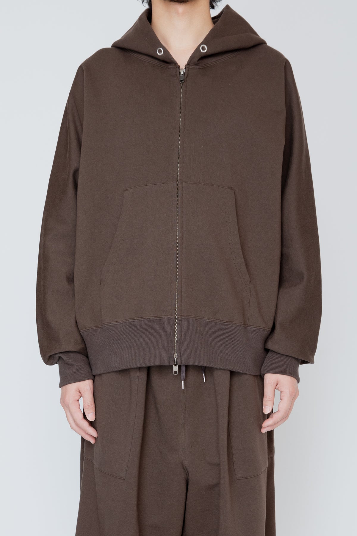 ONE-SIDE KIMONO SLEEVE ZIP-UP HOODIE_LOOSE FIT / BROWN