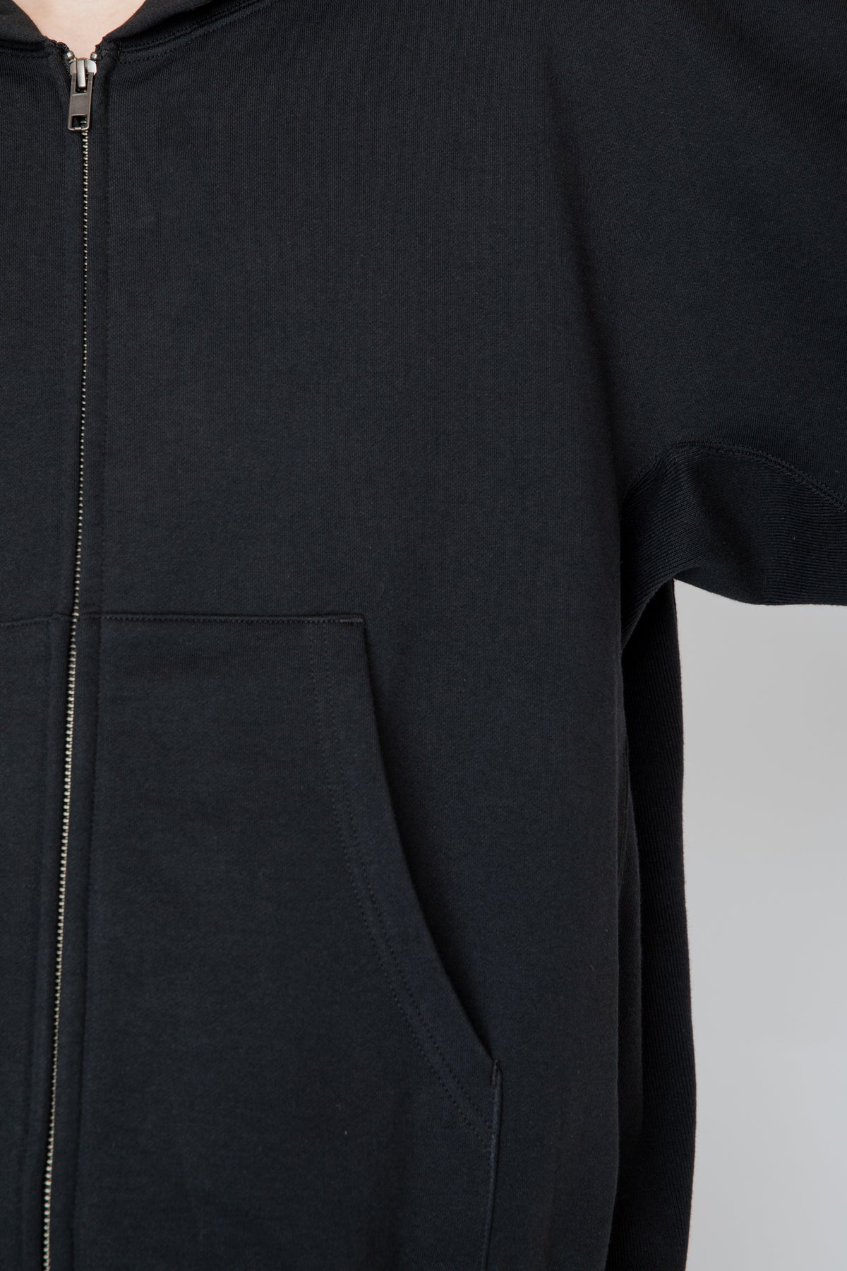 ONE-SIDE KIMONO SLEEVE ZIP-UP HOODIE_LOOSE FIT / BLACK